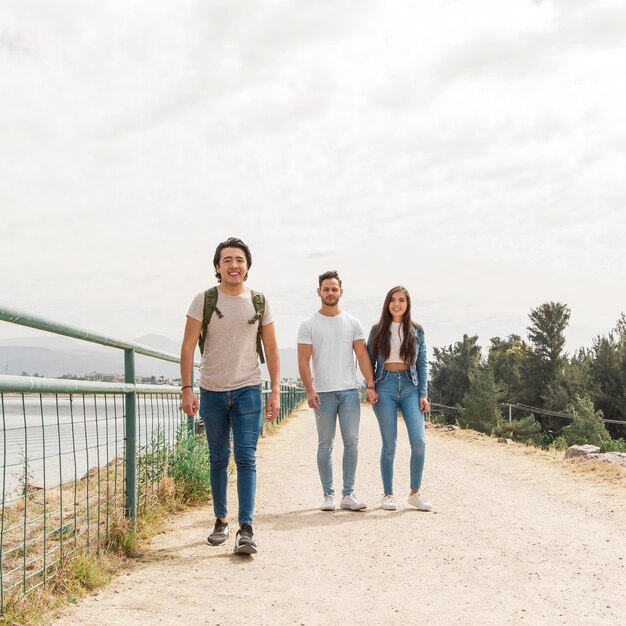 Amigos de alto ángulo caminando en la naturaleza