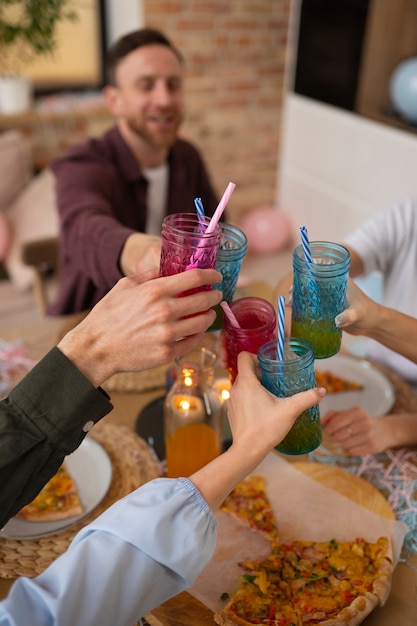 Foto gratuita amigos de alto ángulo celebrando juntos