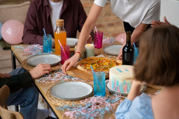 Amigos de alto ángulo celebrando la revelación de género