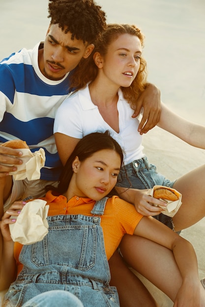 Foto gratuita amigos de alto ángulo con comida deliciosa.