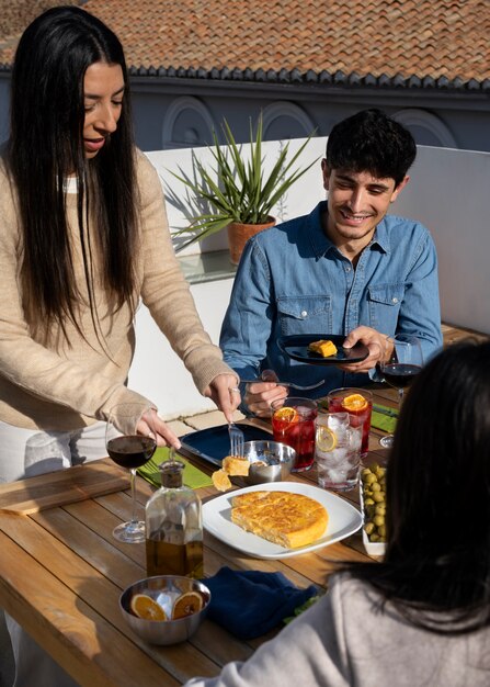 Amigos de alto ángulo con comida deliciosa.