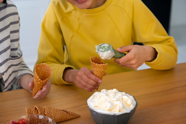 Foto gratuita amigos de alto ángulo comiendo sabroso helado