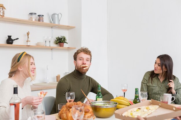 Amigos de alto ángulo divirtiéndose durante el almuerzo