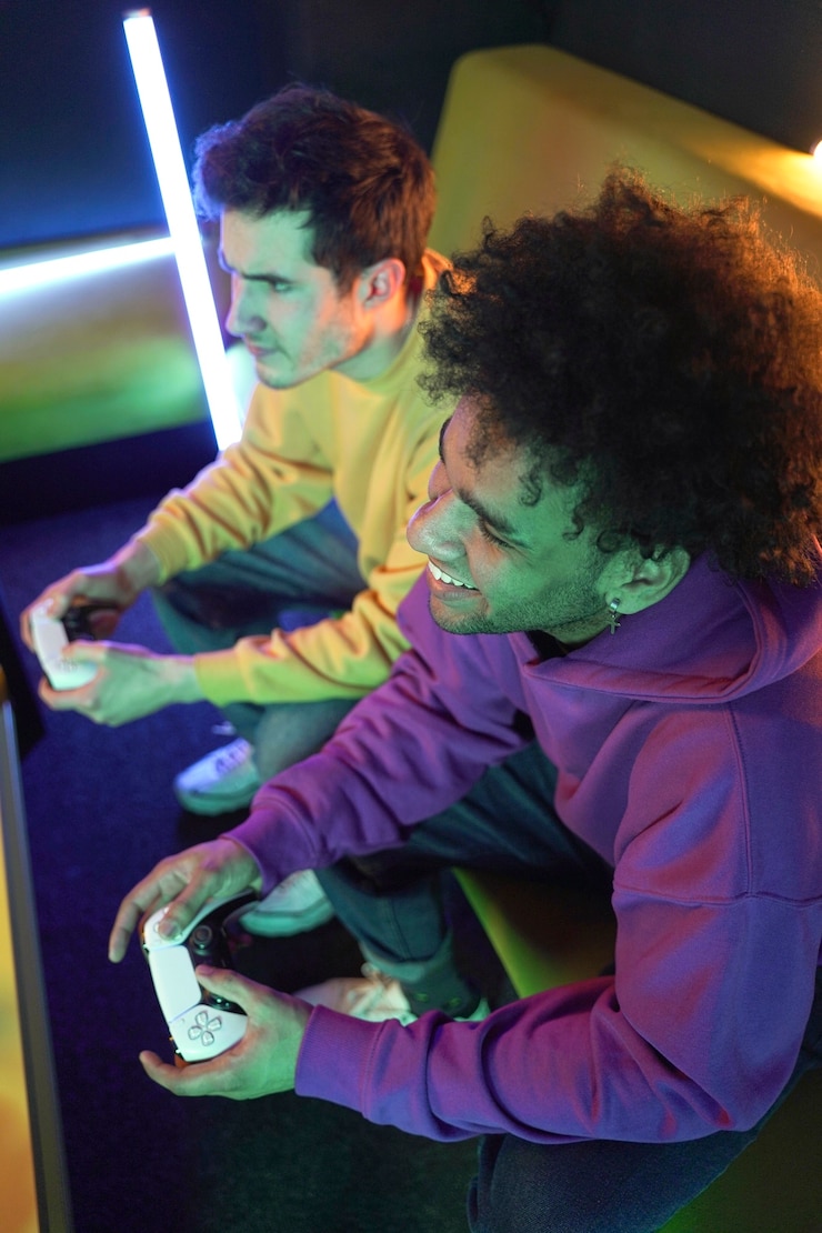 Foto gratuito amigos de alto ángulo jugando videojuegos