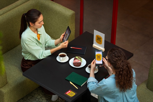 Foto gratuita amigos de alto ángulo leyendo el menú en el restaurante