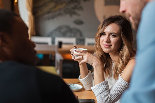 Amigos de alto ángulo tomando café