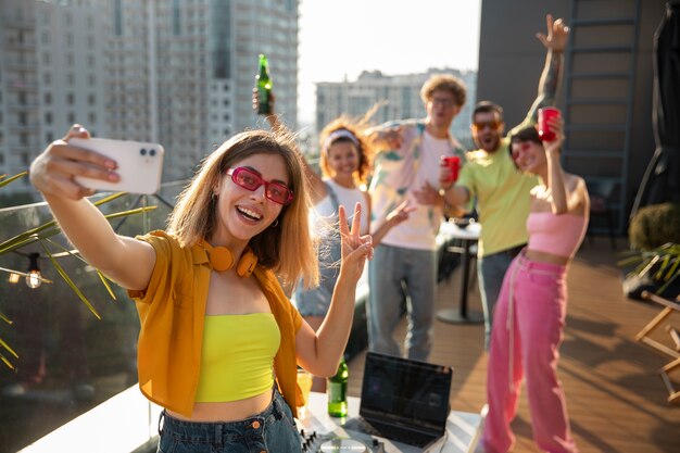 Amigos de alto ángulo tomando selfie en fiesta