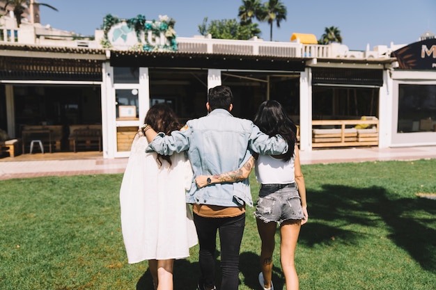 Amigos andando hacia un restaurante