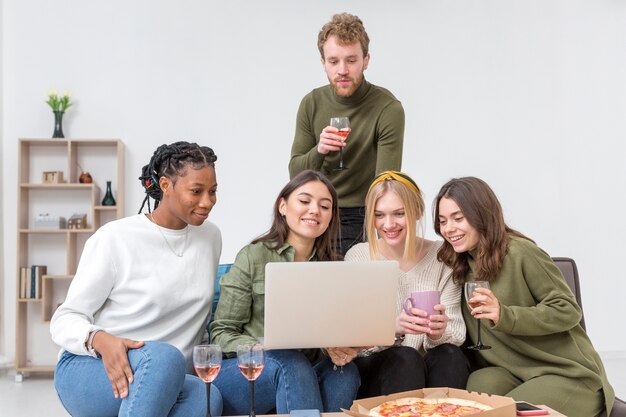 Amigos de ángulo bajo almorzando