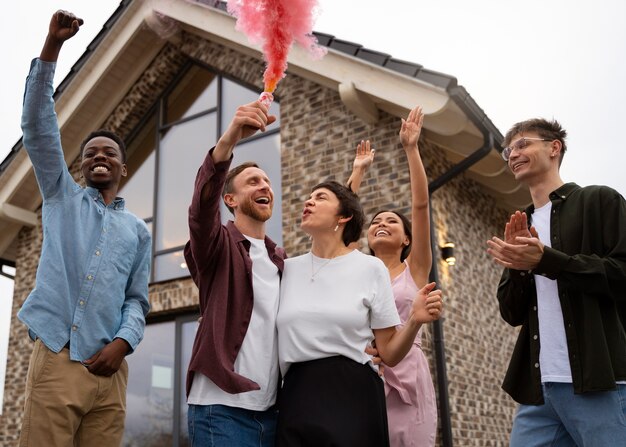 Amigos de ángulo bajo celebrando la revelación de género