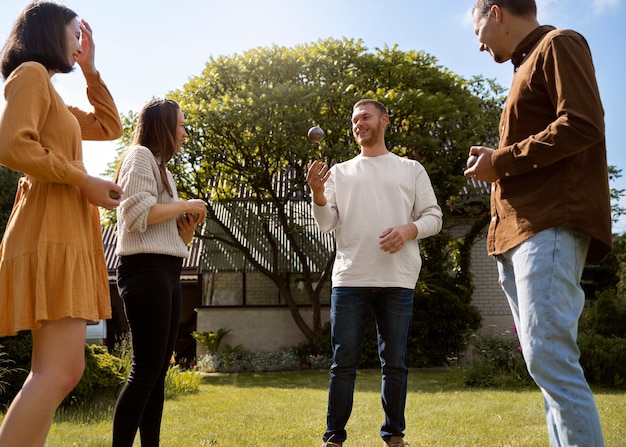 Amigos de ángulo bajo jugando deporte juntos