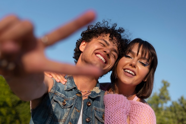 Foto gratuita amigos de ángulo bajo con maquillaje de ojos gráfico.