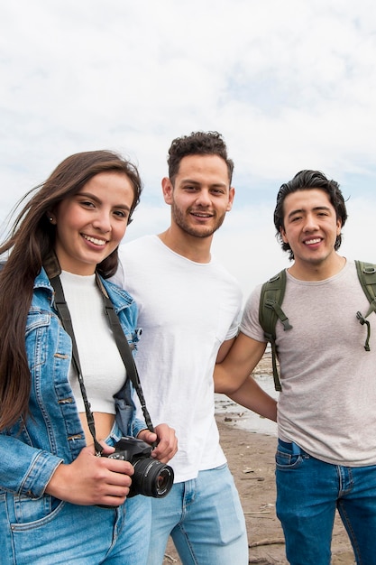 Amigos de bajo ángulo en la naturaleza