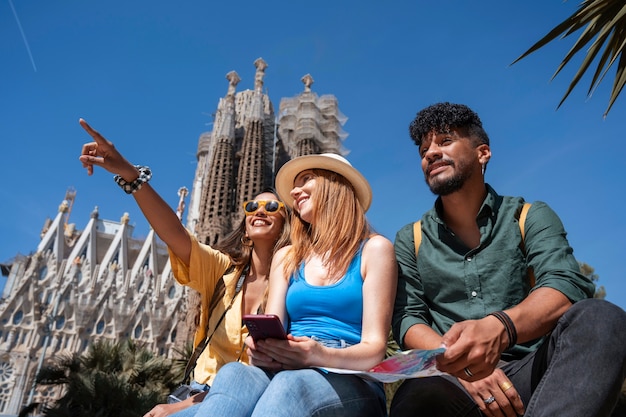 Foto gratuita amigos de ángulo bajo sentados juntos