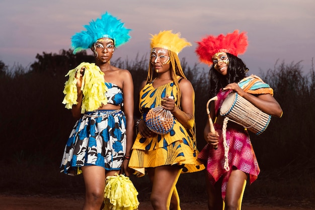 Amigos de ángulo bajo vestidos para carnaval