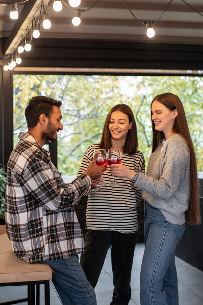 Amigos animando con copas de vino en una fiesta