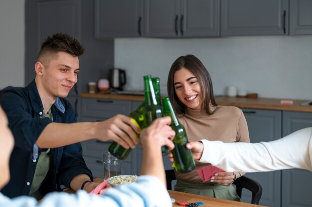 Amigos animando su juego de cartas