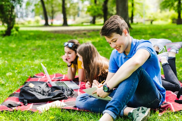 Amigos aprendiendo la lección en el parque