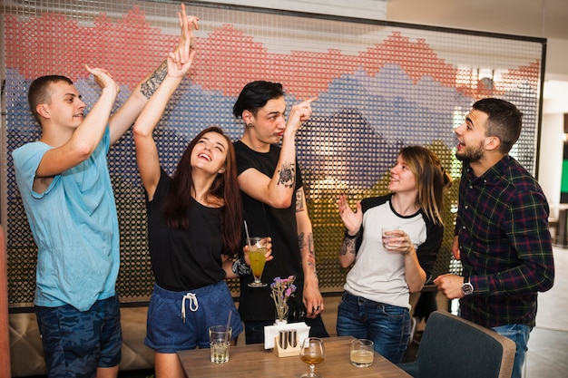 Foto gratuita amigos bailando y disfrutando de bebidas en el restaurante