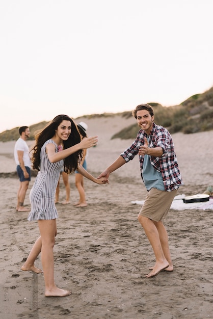 Amigos bailando en la playa