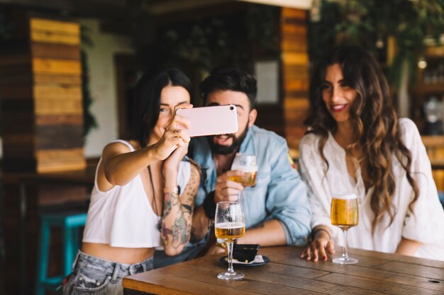 Amigos en bar haciendo un selfie
