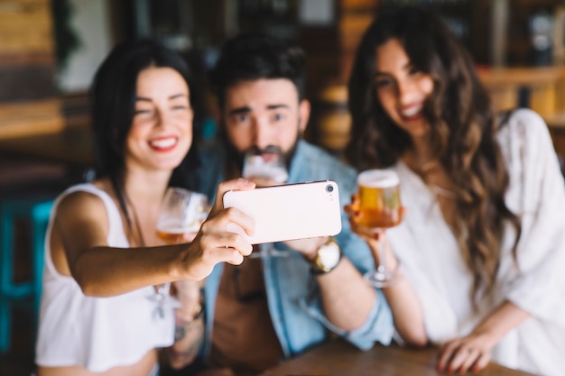 Amigos en bar haciendo un selfie