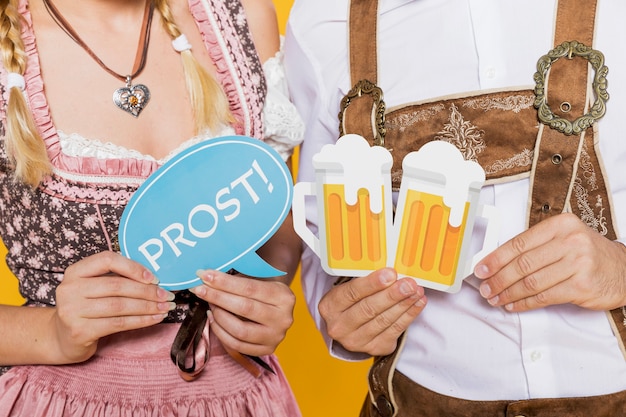 Foto gratuita amigos bávaros con carteles del oktoberfest