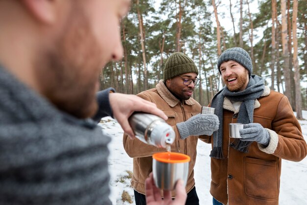 Foto gratuita amigos con bebidas calientes en invierno.