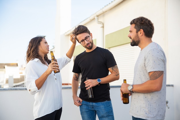 Foto gratuita amigos bebiendo cerveza y saliendo juntos