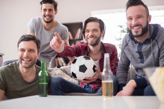 Foto gratuita amigos bebiendo cerveza y viendo el partido de fútbol