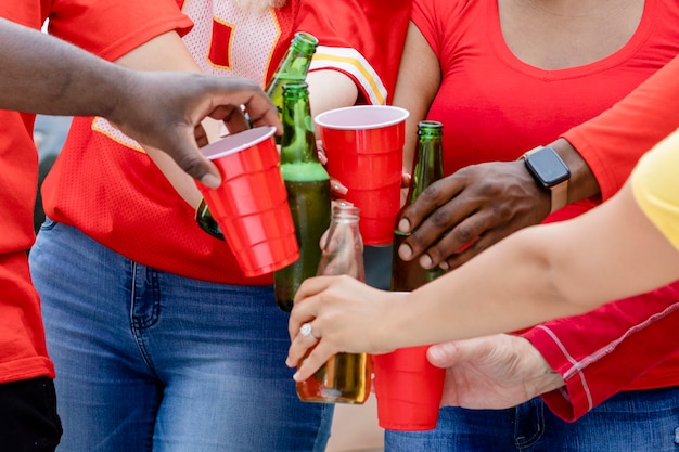 Foto gratuita amigos bebiendo en una fiesta en el portón trasero