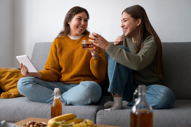 Amigos bebiendo kombucha