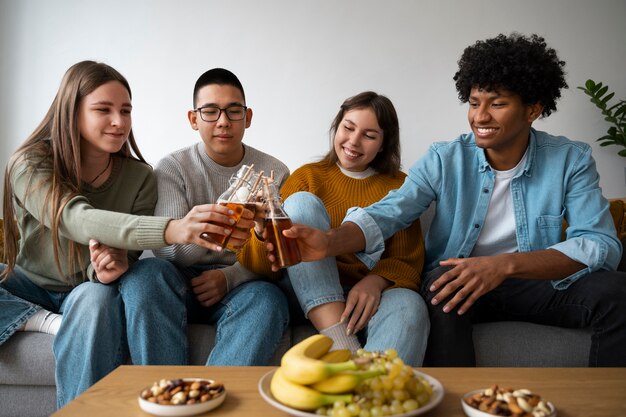 Amigos bebiendo kombucha