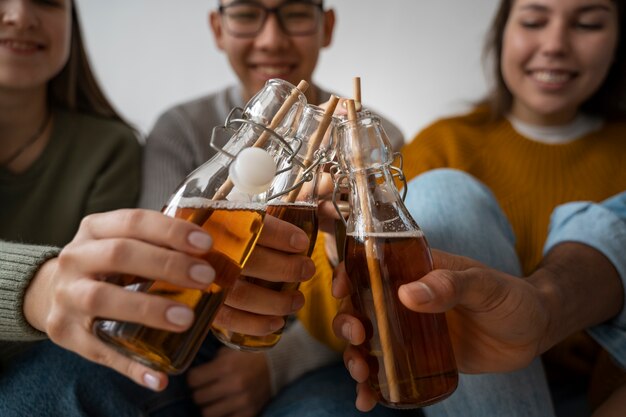 Amigos bebiendo kombucha