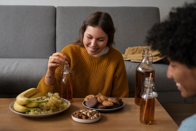 Foto gratuita amigos bebiendo kombucha