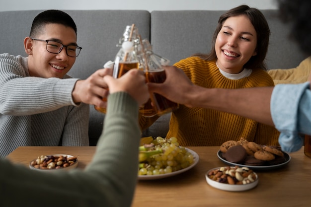 Foto gratuita amigos bebiendo kombucha