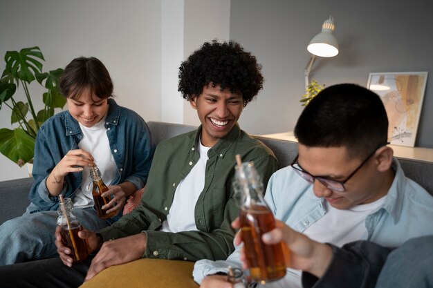 Amigos bebiendo kombucha