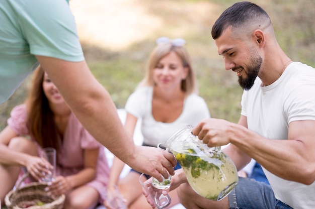 Amigos bebiendo limonada juntos