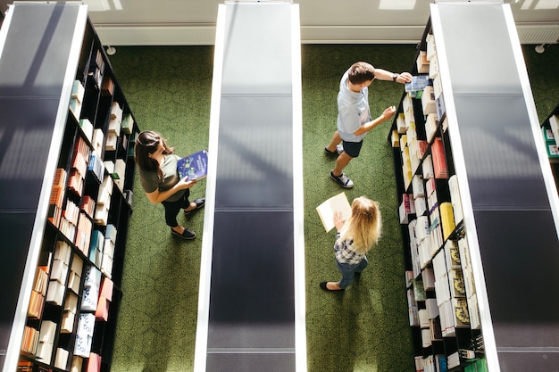 Amigos en la biblioteca