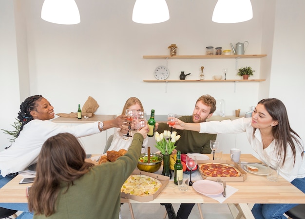 Foto gratuita amigos brindando durante el almuerzo