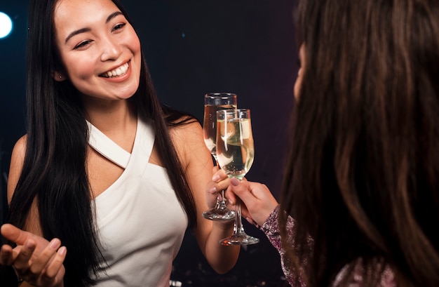 Amigos brindando para celebrar el año nuevo