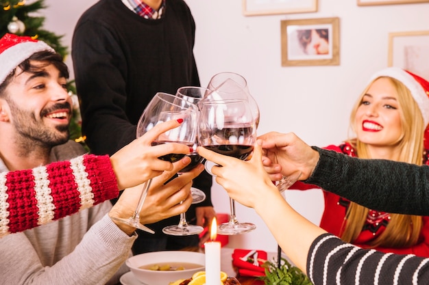 Amigos brindando en cena de navidad