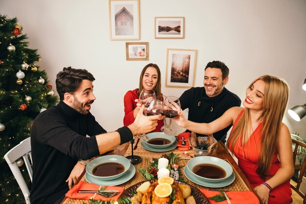 Amigos brindando en navidad