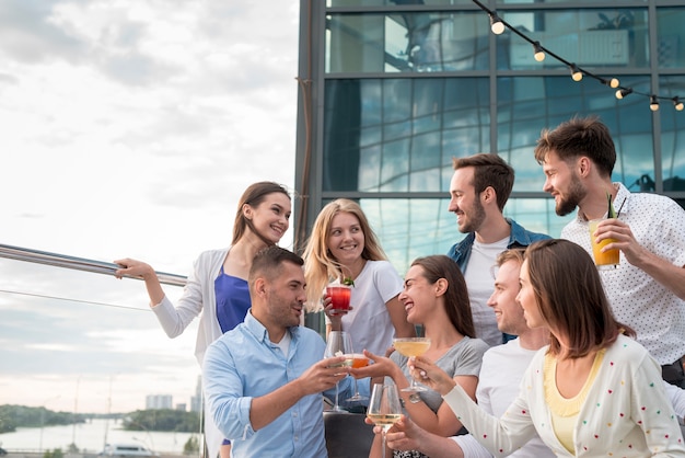 Amigos brindis en una fiesta en la terraza