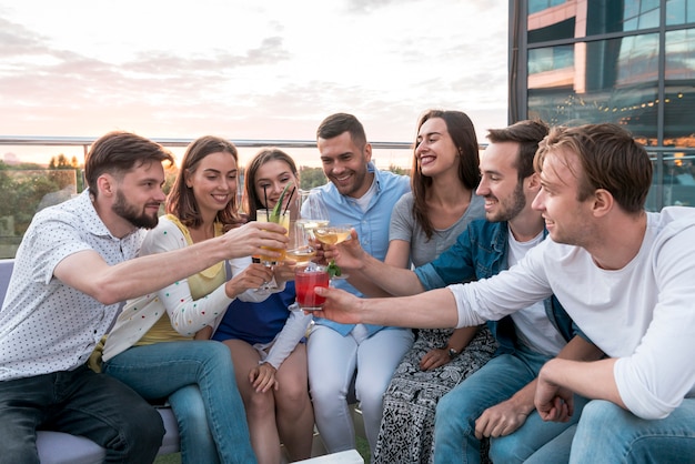 Amigos brindis en una fiesta en la terraza