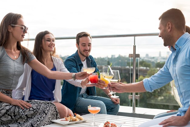 Amigos brindis en una fiesta