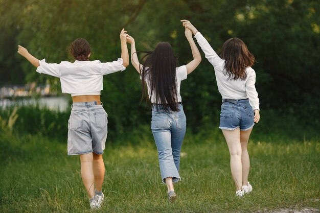 Amigos camina. Mujer con camiseta blanca.