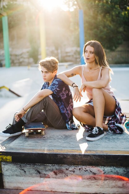 Amigos cansados recuperándose tras patinar