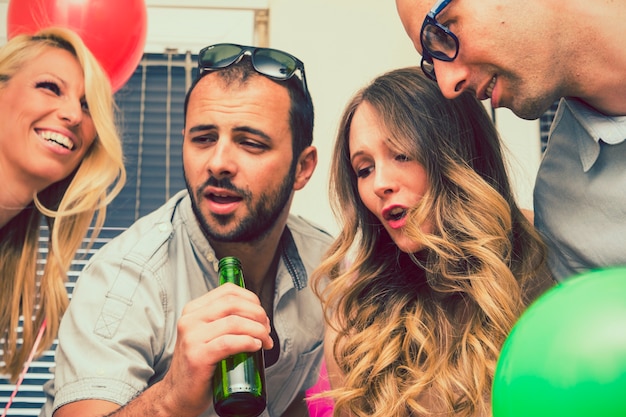 Amigos cantando con una botella de cerveza