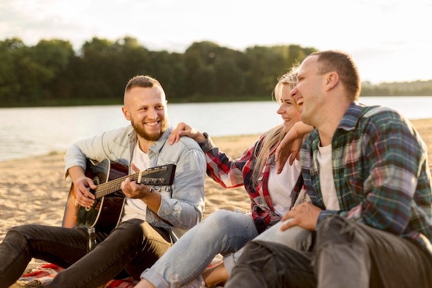 Amigos cantando juntos en una playa